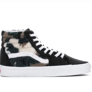 Vans Women’s Size 7 black and camo faux fur Sk8 hi High top sneaker